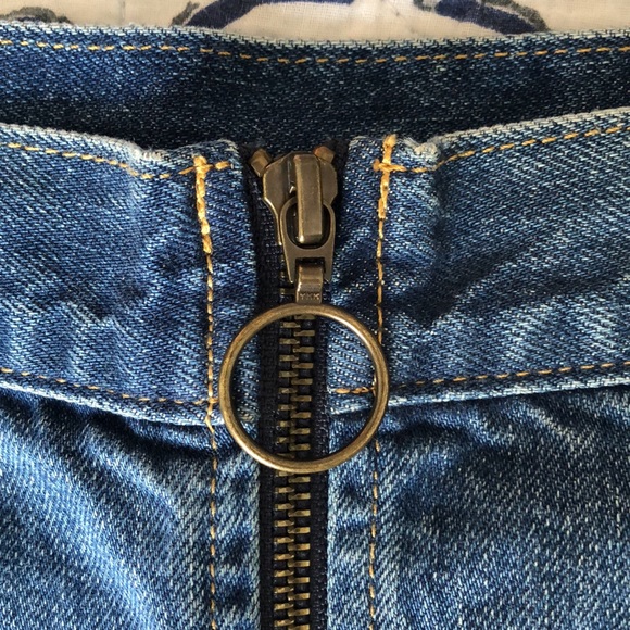 Levi’s Denim Zippered Mini Skirt with pockets - size 28 - Picture 3 of 6